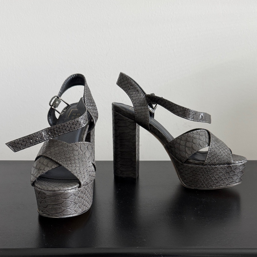 ShuShop Chunky Platform Sandals in Gray with Ankle Strap Sz 6